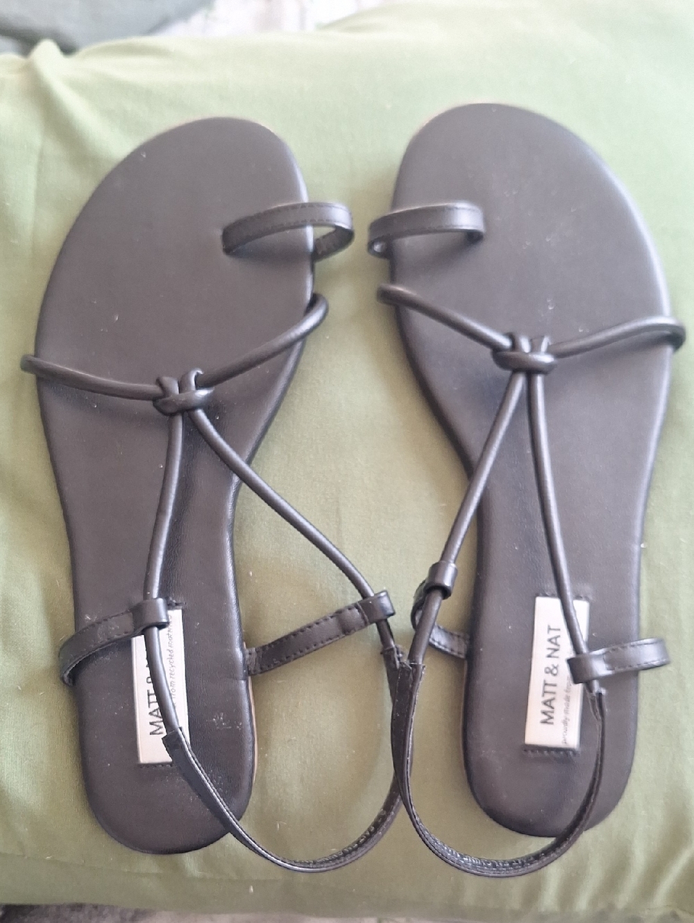 Matt & Nat Black Minimalist Toe-Loop Strappy Sandals